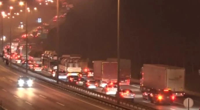 Tem Otoyolu'nu kilitleyen zincirleme kaza: 2 yaralı